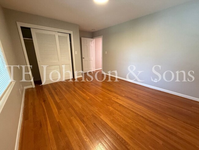 Building Photo - A Great Ardmore Townhouse Waiting For You!