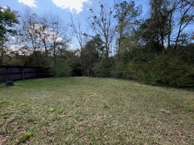 Building Photo - Welcome home to this charming 2-bedroom, 1-bath residence featuring a warm and inviting layout. E...