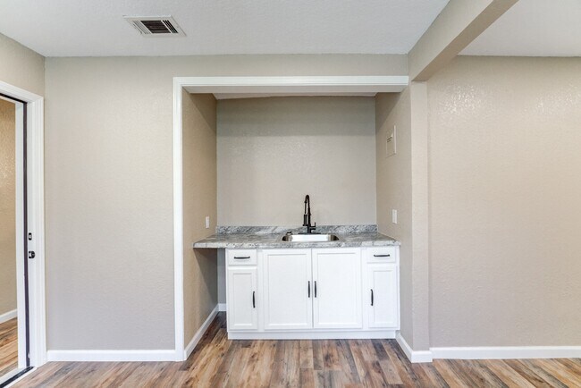 Building Photo - 305 Yaupon St
