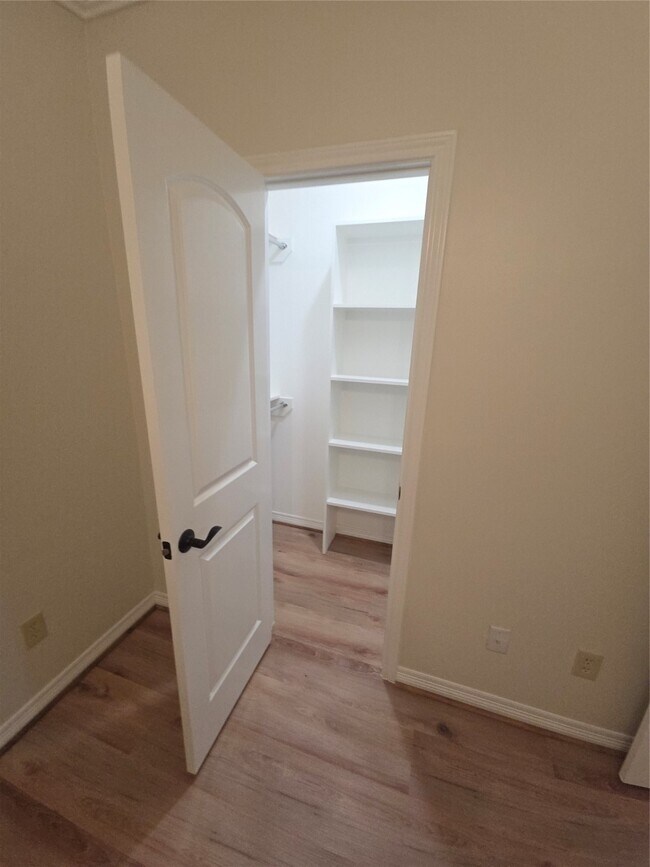 Building Photo - 3117 Fairdale Oaks E