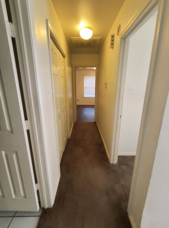 Building Photo - Beautiful 3-Bedroom, 2-Bath Home with Atta...