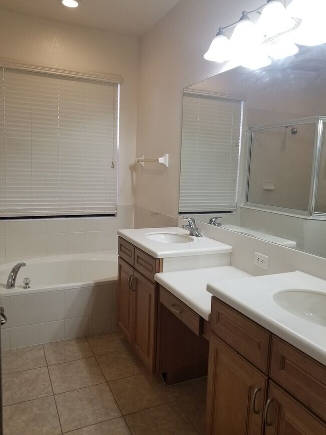 Building Photo - start the new year in your beautiful 3/2/2...