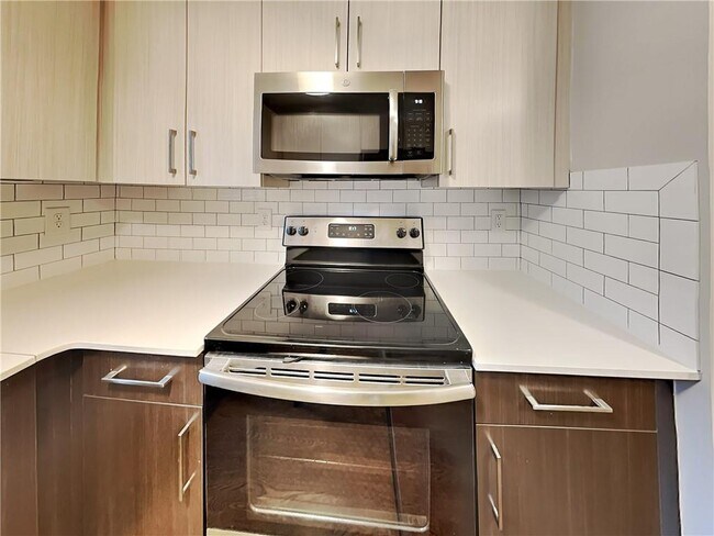 Building Photo - 880 N Highland Ave NE