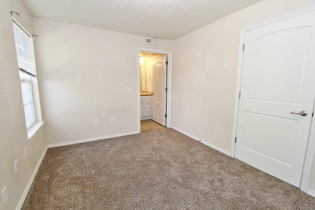 Building Photo - 11840 Cloverbrook Ln