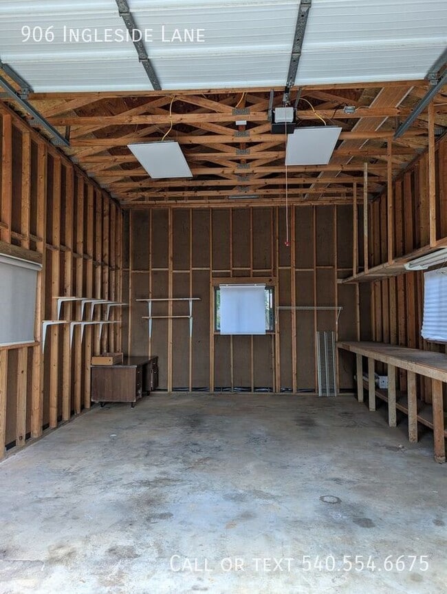 Building Photo - 906 Ingleside Ln