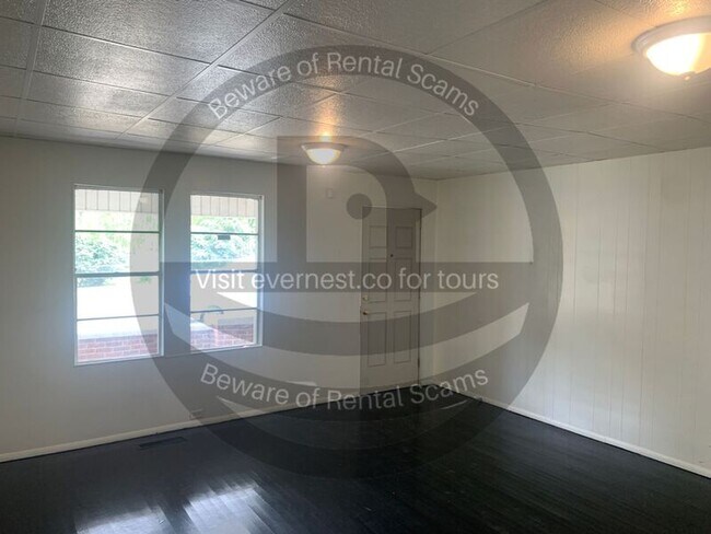 Building Photo - 1325 Sloan Ave