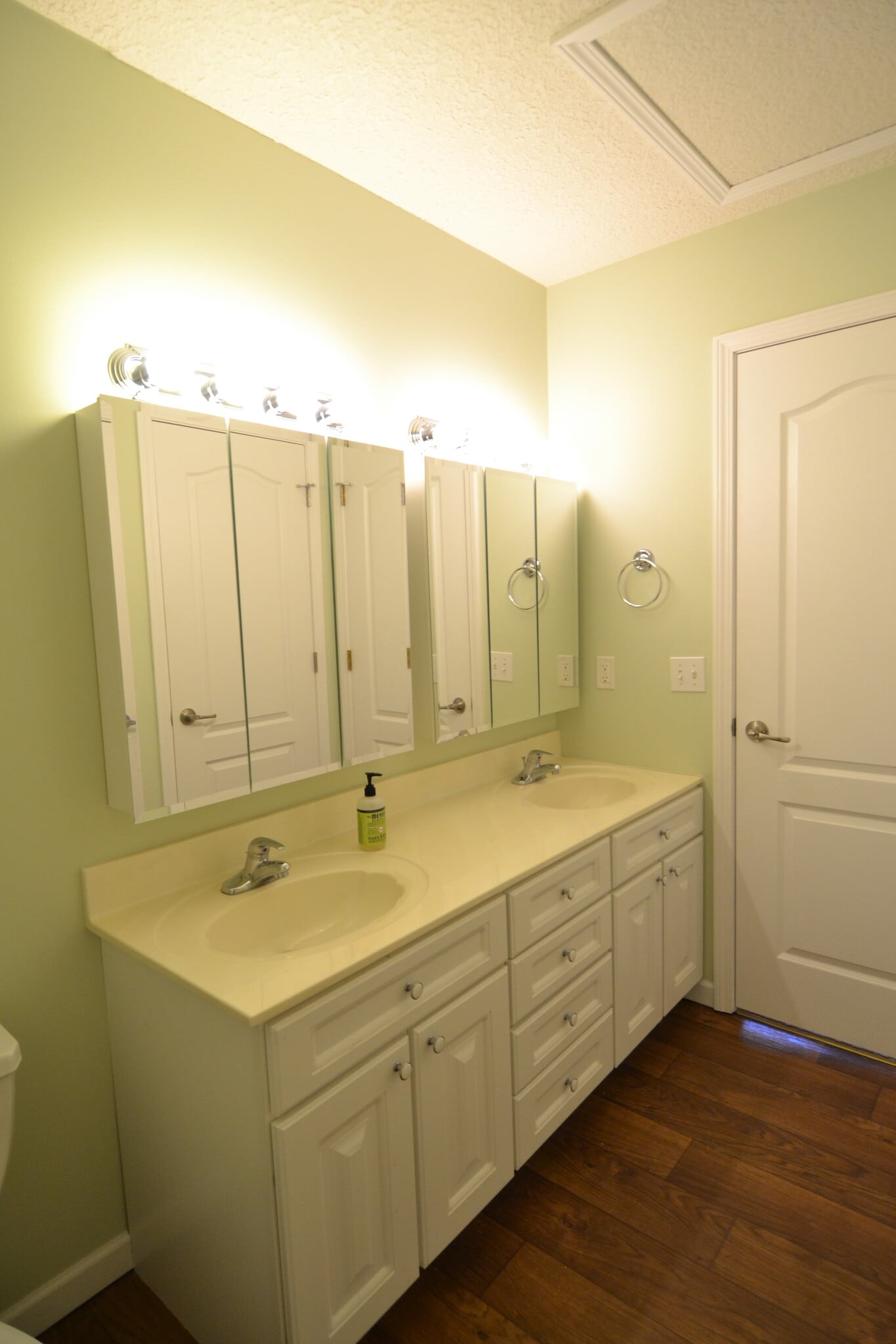 Building Photo - 1900 Salter Pl