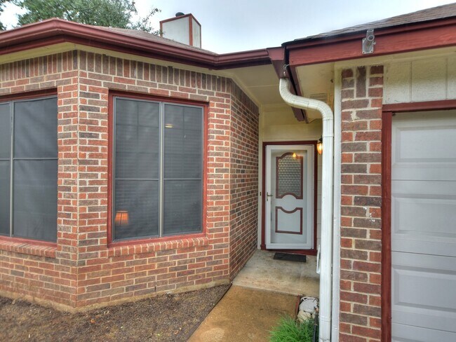 Building Photo - BEAUTIFUL 4 BEDROOM / 2.5 BATH HOME IN MAPLE RUN - FURNISHED