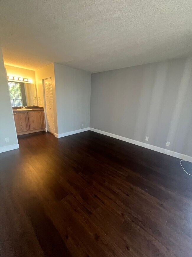 Building Photo - ONE BEDROOM ONE BATHROOM!! WATERFRONT COMMUNITY