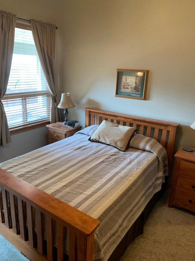 Building Photo - Fully Furnished Home is NE Bend Short Term Rental