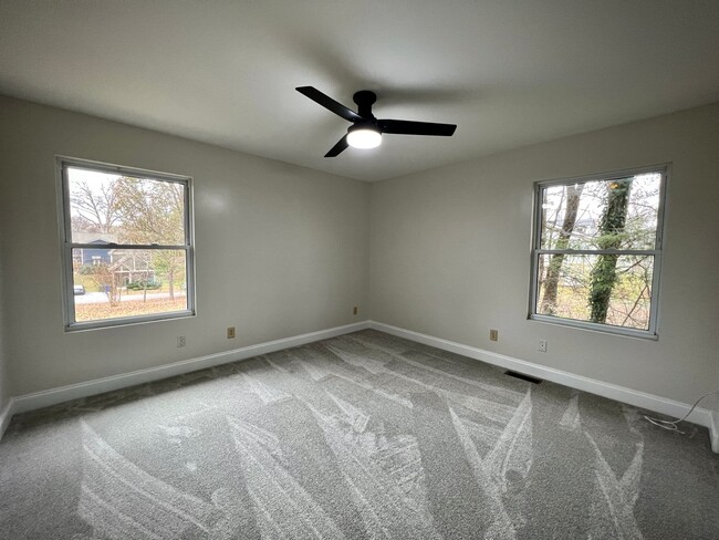 Building Photo - Beautifully Renovated Home!  5 Bedroom, 3 ...