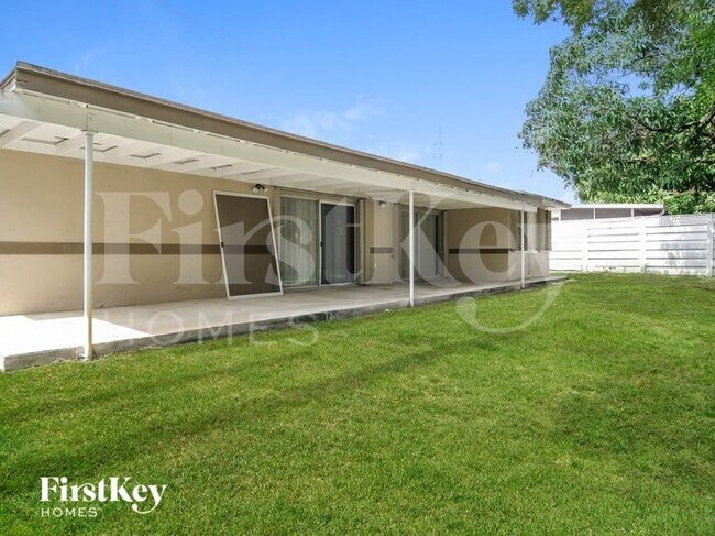 Building Photo - 809 SW 8th Ave