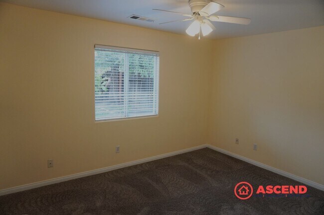 Building Photo - North Bakersfield 3 Bed + Den | Spacious Yard