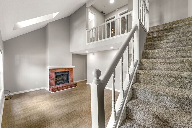 Building Photo - Renovated Modern 2BR Townhome in Prime Kennesaw Location