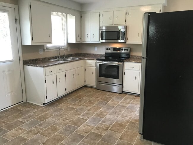Building Photo - 808 Bedford Dr