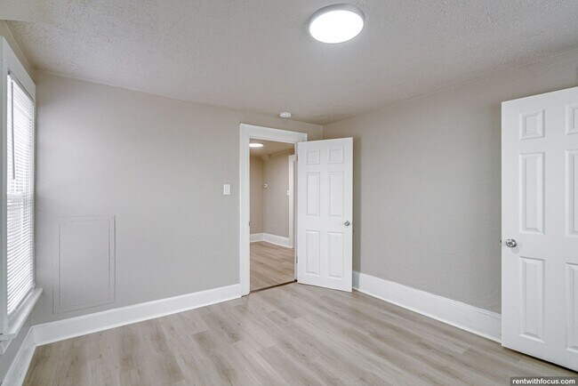 Building Photo - 702 S Commercial St