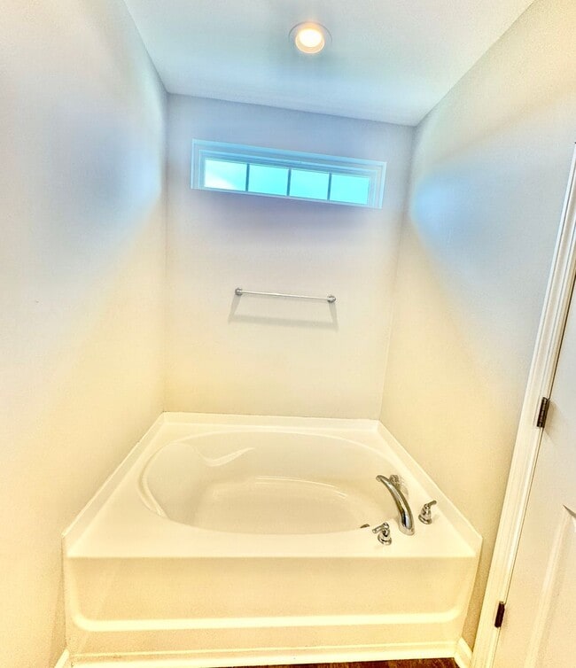 Building Photo - 3 Bed 2 Bath Townhome Located in Cokers Co...