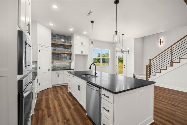 Building Photo - 431 Silverview Ave