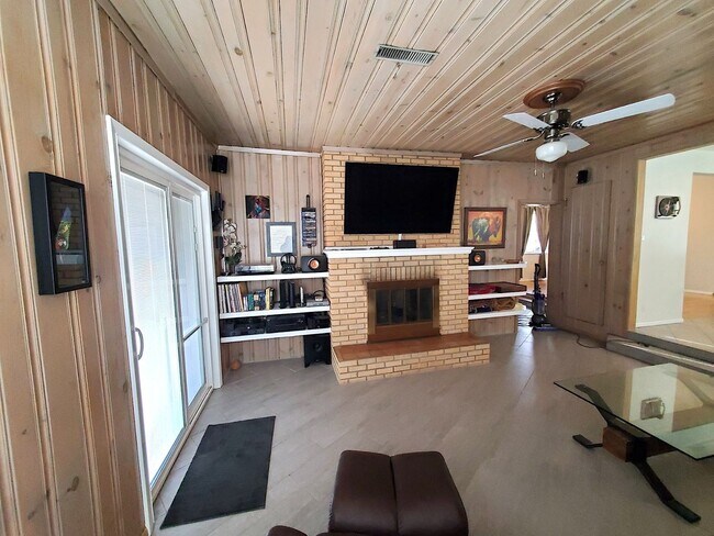 Building Photo - Updated 3 bed 2 bath near UPTOWN! Don't Mi...