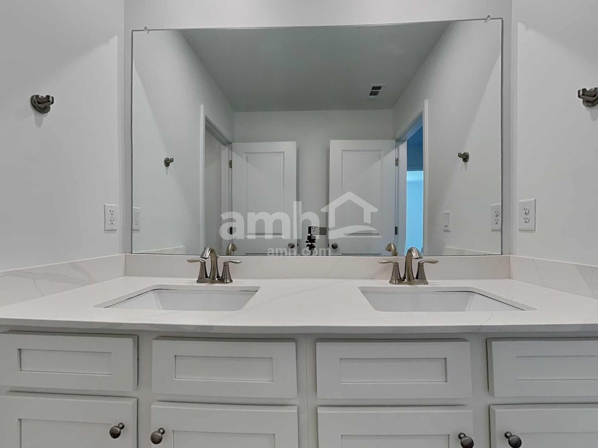 Building Photo - 472 Pointe Dr