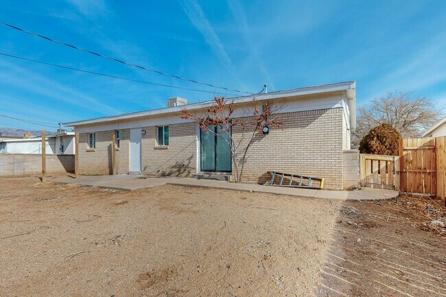 Building Photo - NE Mid-Century Modern 3 Badroom 1.5 Bath with garage