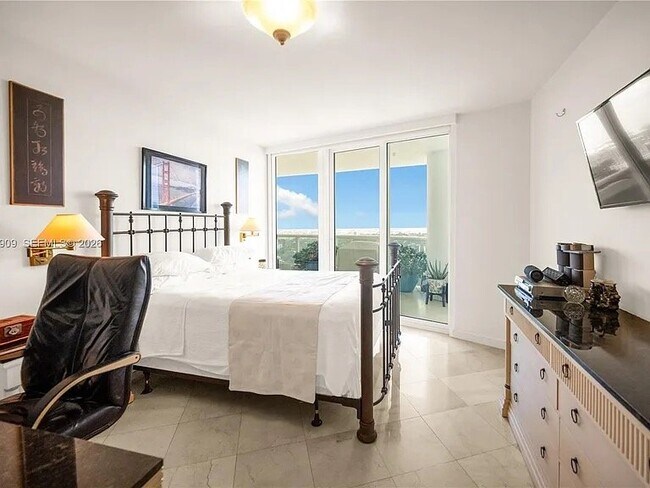 Building Photo - 2127 Brickell Ave