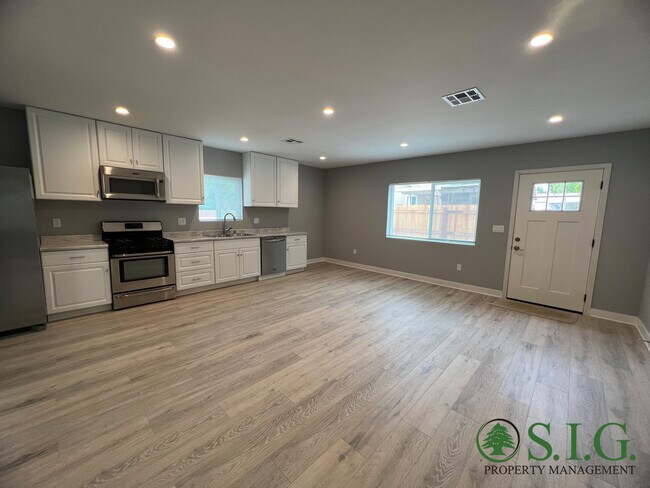 Building Photo - 11516 Kelowna St