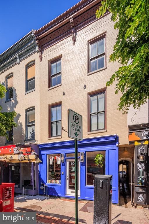Building Photo - 906 S Charles St