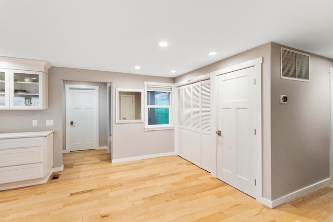 Building Photo - Spectacular View - 3bd/2ba - Custom Remodel - Group and Pet Friendly