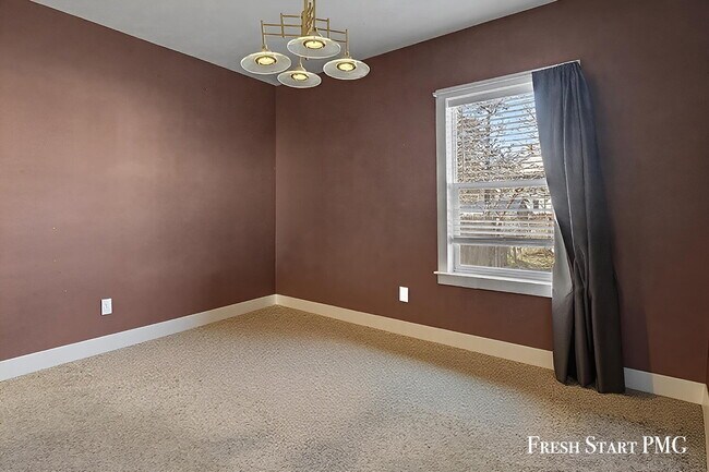 Building Photo - Spacious 5-Bed Home with 2.5 Baths