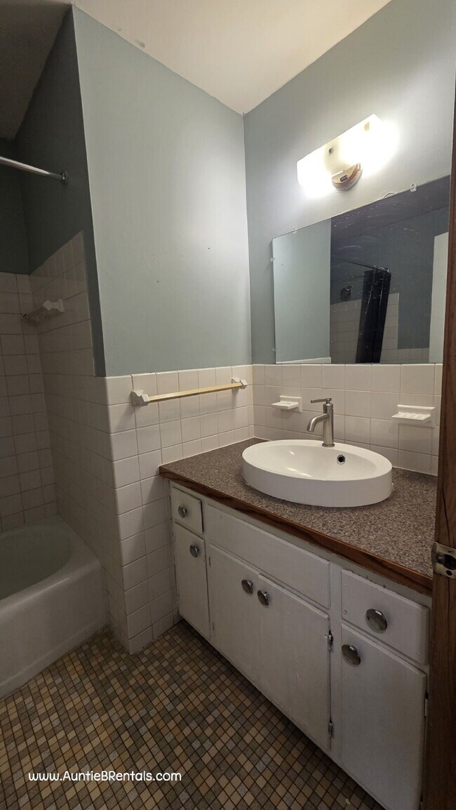 Building Photo - 3 Bedroom 1 Bath Multiplex Unit #3 – Columbia Heights