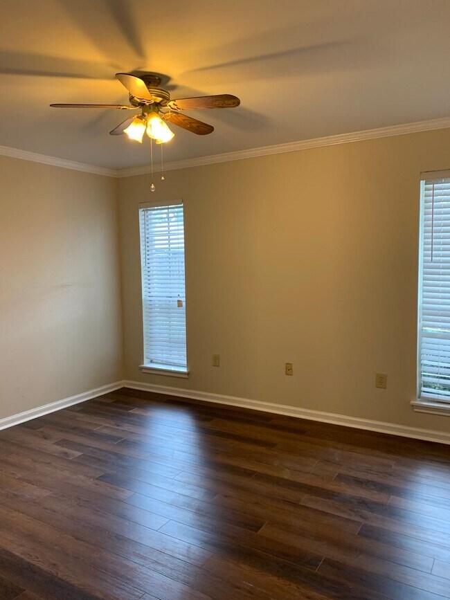 Building Photo - Florida Blvd / Sherwood Forrest