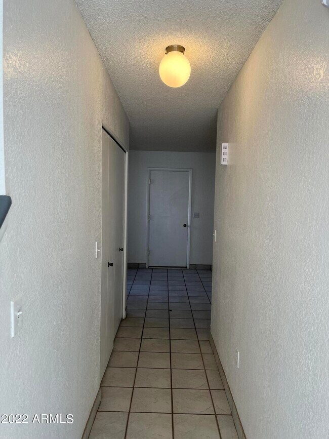 Building Photo - 1524 N Apache Dr