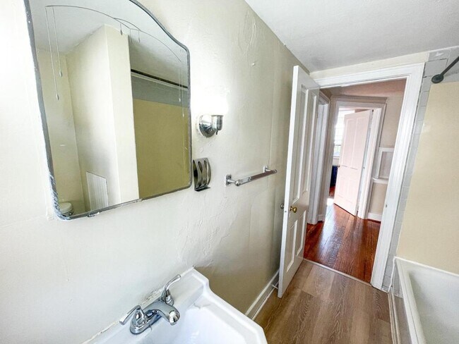 Building Photo - 705 E Seneca St