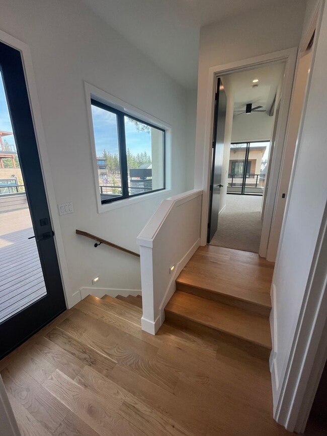 Building Photo - Like-New Townhome in the Gorgeous Terrane ...