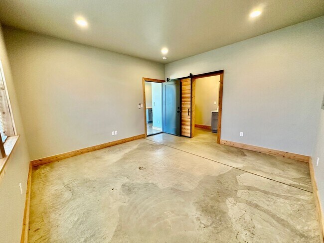 Building Photo - 121 E 26th Ave