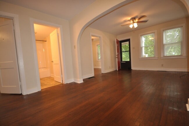 Building Photo - Apollo-Pre-Leasing Now for the Fall Semest...