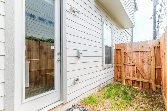 Building Photo - 307 Parker St