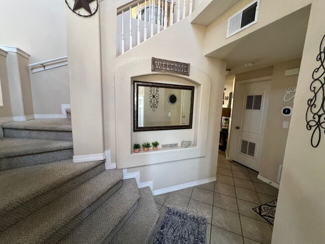 Building Photo - Charming 3-Bed, 2.5-Bath Home with Cozy Fi...