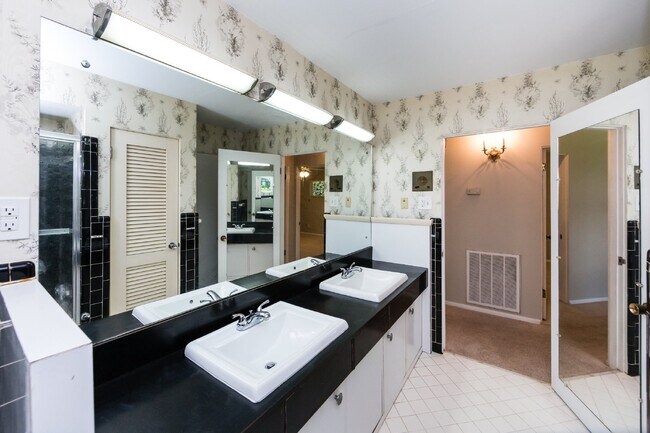 Building Photo - "Charming 3-Bedroom Oasis with 2 Full Baths – Spacious 2,295 Sq Ft Home in Charlotte's Heart!"