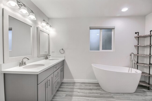 Building Photo - Beautifully renovated Home Briarwood!