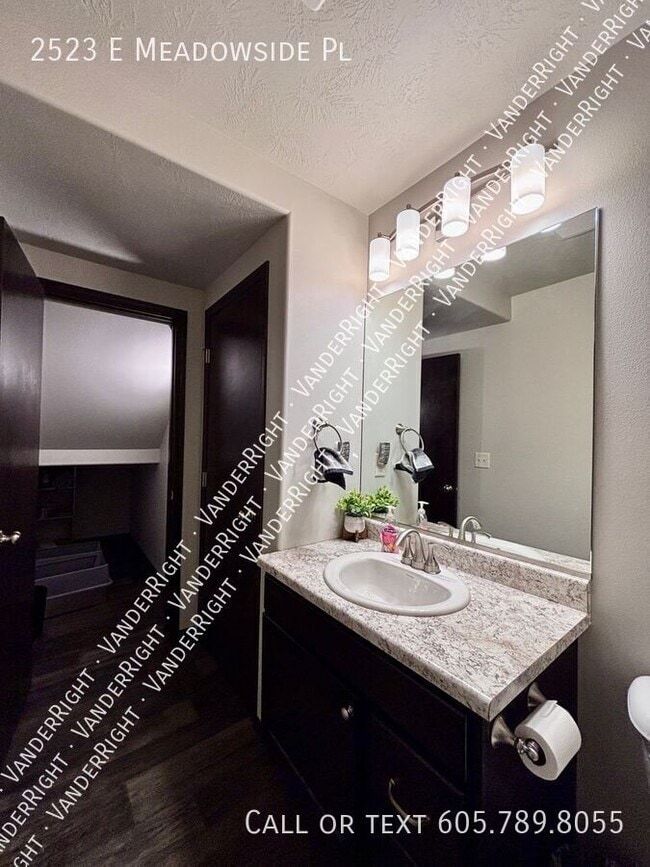 Building Photo - 2523 E Meadowside Pl