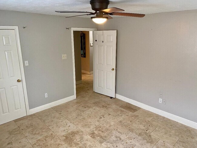 Building Photo - 2419 Briarlee Dr