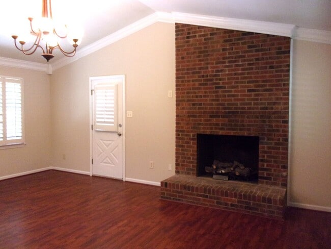 Building Photo - Beautiful 2 Bedroom Brick Ranch with Private Courtyard Patio