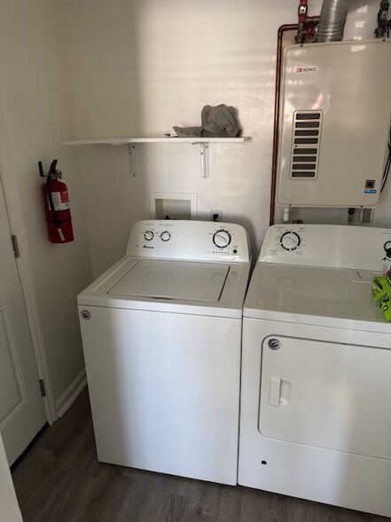 washer dryer - 640 E Queen St