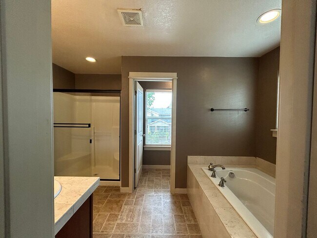 Building Photo - Spacious 4 Bed, 2.5 Bath Home!