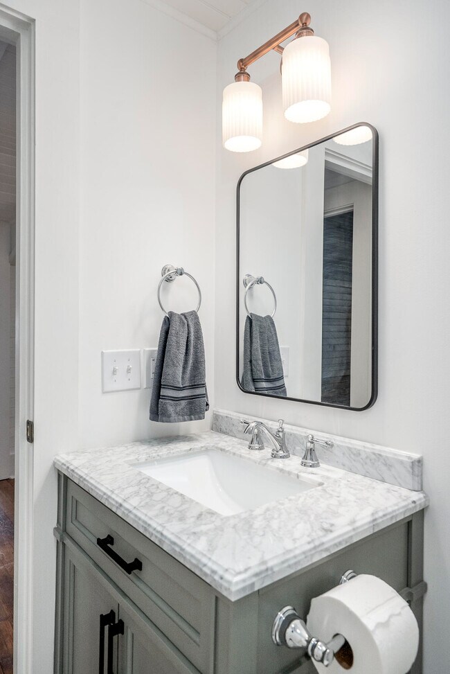 Building Photo - 227 Kershaw St NE