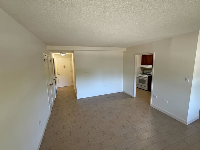 Building Photo - 80 Guion Pl