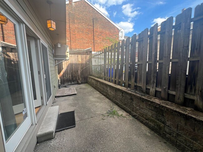 Building Photo - Beautiful 4 Bedroom/ 2.5 Bath with Integra...