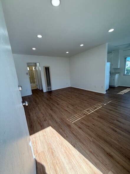 Building Photo - 8428 Gulana Ave